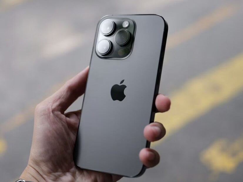 সম্প্রতি নতুন iOS 26 লঞ্চ করেছে Apple। একেবারে নতুন ডিজাইনের সঙ্গে একাধিক নয়া ফিচারও এতে যোগ হয়েছে। যদিও iOS 26 বর্তমানে পাওয়া যাচ্ছে বিটা ভার্সনে। এই পরিস্থিতিতে যাঁরা লেটেস্ট iOS ভার্সন ব্যবহার করছেন এবং iPhone-এর ব্যাটারি ব্যাকআপ নিয়ে সমস্যায় জর্জরিত, তাঁদের একটি অত্যন্ত সহজ এবং উপযোগী সেটিং অন করতে হবে। তাহলেই সমস্যা নিমেষে দূর হবে।