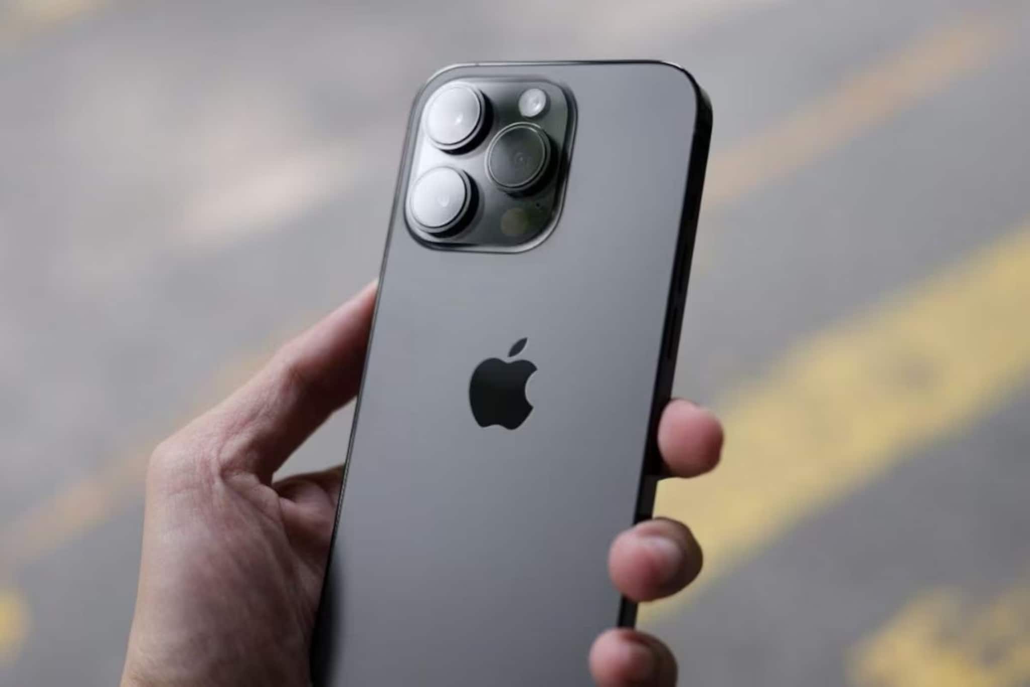 ঝড়ের গতিতে শেষ হচ্ছে iPhone-এর ব্যাটারি? এই সেটিংসটি অন করলেই আর চার্জার খুঁজতে হবে না