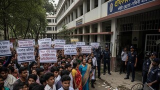 তমলুকে প্রধান শিক্ষকের বিরুদ্ধে যৌন হেনস্তার অভিযোগে বিক্ষোভ, অবরোধে উত্তাল স্কুল চত্বর! তমলুকে প্রধান শিক্ষকের বিরুদ্ধে যৌন হেনস্তার অভিযোগে বিক্ষোভ, অবরোধে উত্তাল স্কুল চত্বর!