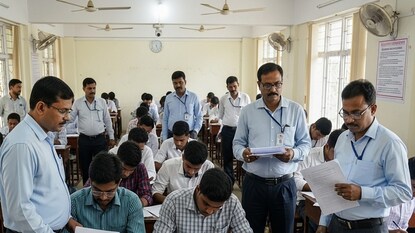 শিক্ষক নিয়োগের SSC পরীক্ষা ঘিরে কড়া নজরদারি, নির্দেশিকা পাঠাল রাজ্য সরকার শিক্ষক নিয়োগের SSC পরীক্ষা ঘিরে কড়া নজরদারি, নির্দেশিকা পাঠাল রাজ্য সরকার