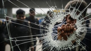 কলকাতা আন্তর্জাতিক বিমানবন্দরের টার্মিনাল বিশেষভাবে ডিজাইন করা, যেখানে বিশেষ কাচের ব্যারিকেড থাকে, যা আন্তর্জাতিক ট্রানজিট যাত্রীদের যথাযথ অনুমতি ছাড়া ভারতীয় ভূখণ্ডে প্রবেশ করতে বাধা দেয়।