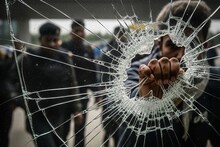 সীমান্তের বেড়া নয়, এয়ারপোর্টের কাচ ভেঙে কলকাতায় ঢুকতে গেলেন বাংলাদেশি! তার পর কী হল?