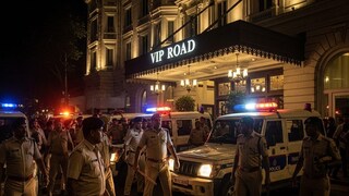 ভিআইপি রোডের হলদিরামের কাছে একটি হোটেল থেকে বিএসএফ জওয়ানের মৃতদেহ উদ্ধারকে ঘিরে চাঞ্চল্য ছড়িয়েছে। 