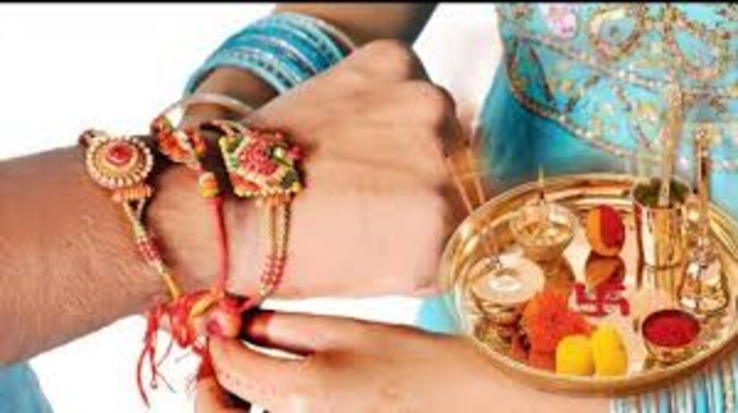  এই দিন দিদি এবং বোনেরা তাঁদের ভাই এবং দাদাদের কব্জিতে রাখী বেঁধে দেন। দিদি এবং বোনেরা এইদিন ভাই এবং দাদাদের সুখ-সমৃদ্ধি ও দীর্ঘায়ু কামনা করে থাকেন।<br />এই প্রসঙ্গে জ্যোতিষী হিতেন্দ্র কুমার জানাচ্ছেন, জ্যোতিষ শাস্ত্র অনুসারে যদি রঙ বেছে রাখী পরানো হয় তাহলে তা অত্যন্ত শুভ বলে মনে করা হয়। আসুন দেখে নেওয়া যাক কোন কোন রাশির জন্য কোন কোন রঙের রাখী শুভ।