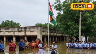 জলমগ্ন বিদ্যালয়ে পতাকা উদ্বোধন। (প্রতিকী ছবি)