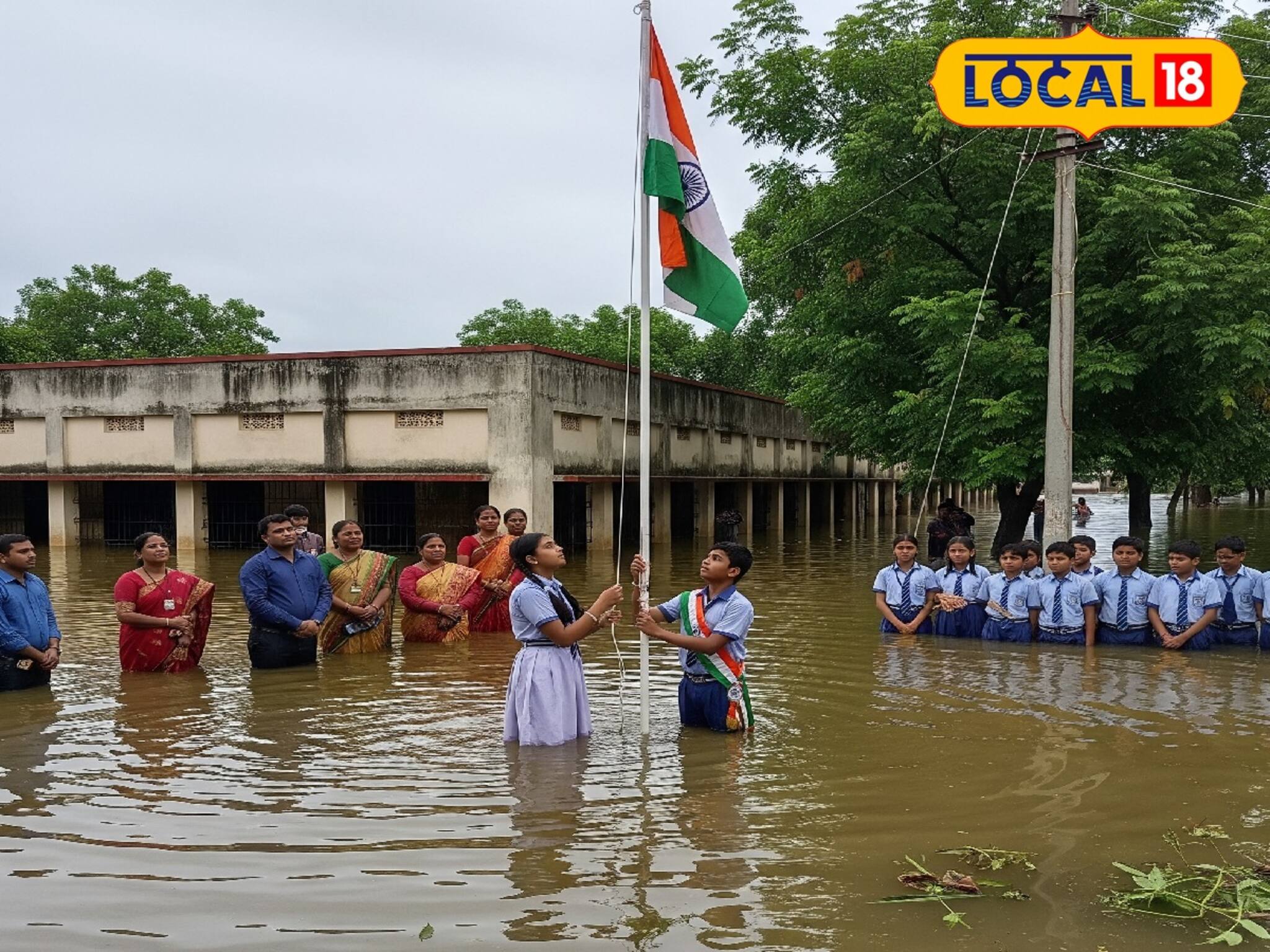 দেশপ্রেমের নমুনা! জলের তলায় স্কুল, সেখানেই উড়ল জাতীয় পতাকা