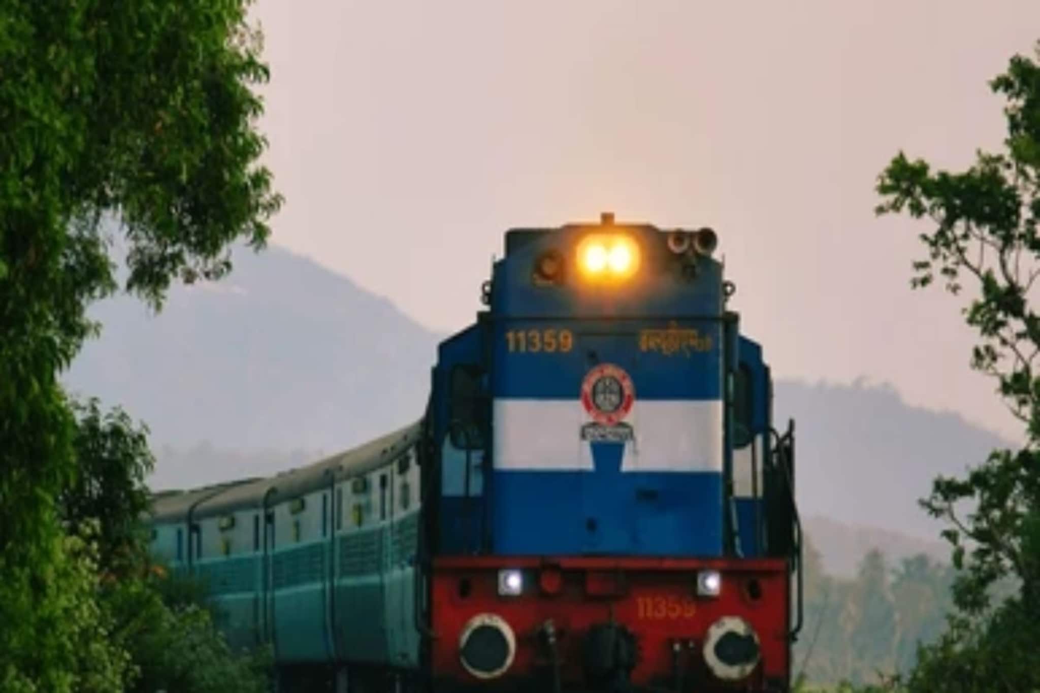 মিনিট-ঘন্টা নয়!ভারতের এই ট্রেন সাড়ে তিন বছর লেটে গিয়েছিল গন্তব্যে!এই কাহিনি অনেকের অজানা