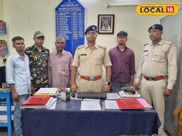 মানসিক ভারসাম্যহীন বিহারের ব্যক্তিকে পরিবারের হাতে তুলে দিচ্ছে ঝাড়গ্রাম পুলিশ