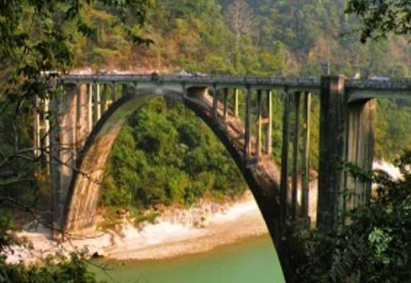 BRO-র দায়িত্বে নির্মাণকাজ বর্ডার রোডস অর্গানাইজেশন দীর্ঘদিন ধরে সীমান্তবর্তী এলাকায় সেতু নির্মাণের দায়িত্বে আছে। গৈরিবাস সেতু ভেঙে পড়ায় সংস্থাটির ওপর আস্থা নিয়ে বিতর্ক শুরু হয়েছে। স্থানীয়রা বলছেন, মান নিয়ন্ত্রণ আরও কড়া হওয়া উচিত। দুর্ঘটনায় কেউ আহত না হলেও ভ্রমণ বিঘ্নিত হয়েছে। (প্রতীকী ছবি)