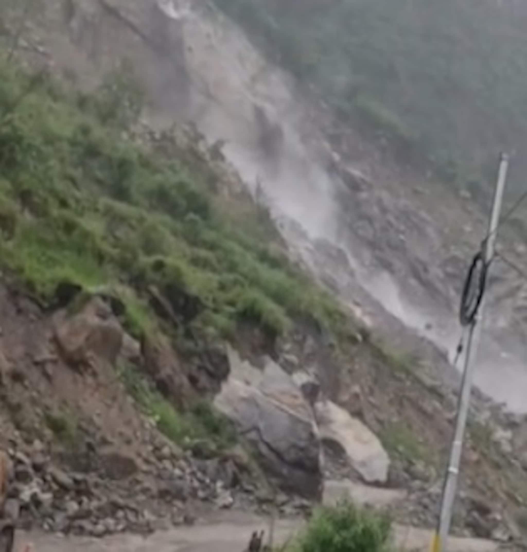 বৃষ্টি-ধসে বিচ্ছিন্ন কিন্নর-স্পিতি!