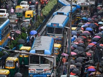 চলছে রাস্তা সম্প্রসারণের কাজ তাই ঘুরপথে চলবে বাণিজ্যিক গাড়ি। (Picture Courtesy: AFP)