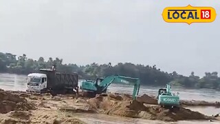 নদীগর্ভে বালি উত্তোলন।