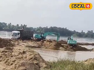 নদীগর্ভে বালি উত্তোলন।