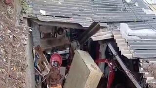 শনিবার মুম্বইয়ের ভিক্রোলি এলাকায় ভারী বৃষ্টিপাতের মধ্যে একটি বাড়িতে ভূমিধসে দুইজন মারা গেছেন এবং আরও দু'জন আহত হয়েছেন। জনকল্যাণ সোসাইটিতে চারজনের পরিবার যখন বাড়ির ভিতরে ছিল তখন এই ঘটনাটি ঘটে। শনিবার মুম্বইয়ের ভিক্রোলি এলাকায় ভারী বৃষ্টিপাতের মধ্যে একটি বাড়িতে ভূমিধসে দুইজন মারা গেছেন এবং আরও দু'জন আহত হয়েছেন। জনকল্যাণ সোসাইটিতে চারজনের পরিবার যখন বাড়ির ভিতরে ছিল তখন এই ঘটনাটি ঘটে।