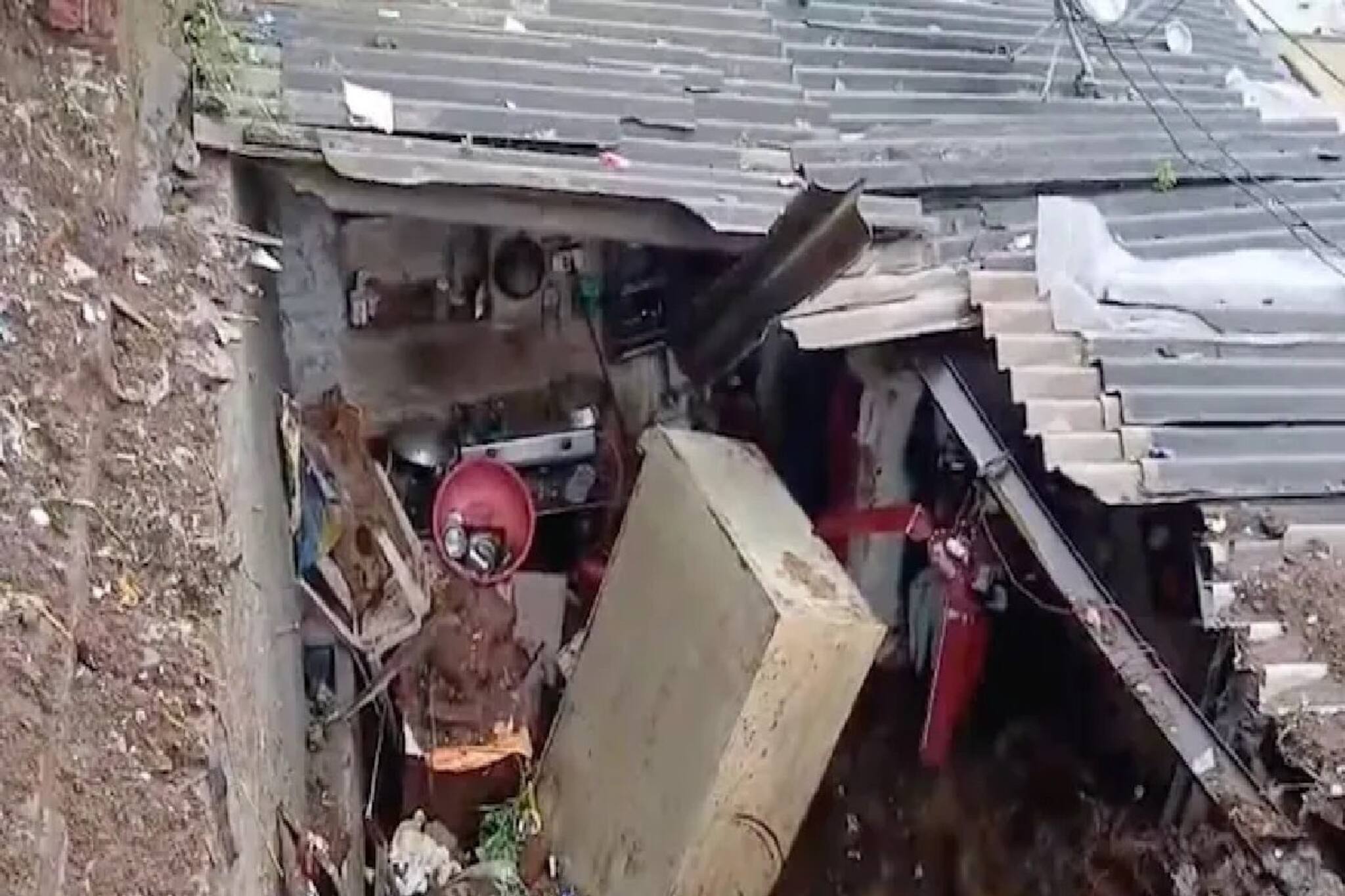 হুড়মুড়িয়ে বাড়ির একদিক ধসে পাতালে প্রবেশ করল! হাহাকার...মৃত্যু! বৃষ্টিতে তছনছ মুম্বই!