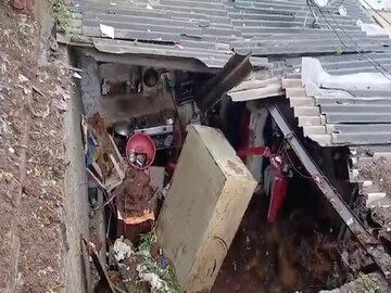 শনিবার মুম্বইয়ের ভিক্রোলি এলাকায় ভারী বৃষ্টিপাতের মধ্যে একটি বাড়িতে ভূমিধসে দুইজন মারা গেছেন এবং আরও দু'জন আহত হয়েছেন। জনকল্যাণ সোসাইটিতে চারজনের পরিবার যখন বাড়ির ভিতরে ছিল তখন এই ঘটনাটি ঘটে।