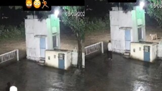 নিশুতি রাত। চারিদিক নিস্তব্ধ। এমন সময় প্রস্রাব করতে বেরিয়েছিলেন এক নিরাপত্তারক্ষী। ঠিক সেই সময়ই তার সামনে এসে হাজির হল কিছু একটা! তারপর যা ঘটল, তা দেখে চিৎকার করে উঠবেন আপনিও! 