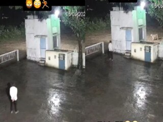 নিশুতি রাত। চারিদিক নিস্তব্ধ। এমন সময় প্রস্রাব করতে বেরিয়েছিলেন এক নিরাপত্তারক্ষী। ঠিক সেই সময়ই তার সামনে এসে হাজির হল কিছু একটা! তারপর যা ঘটল, তা দেখে চিৎকার করে উঠবেন আপনিও! 