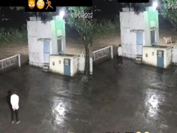 নিশুতি রাত। চারিদিক নিস্তব্ধ। এমন সময় প্রস্রাব করতে বেরিয়েছিলেন এক নিরাপত্তারক্ষী। ঠিক সেই সময়ই তার সামনে এসে হাজির হল কিছু একটা! তারপর যা ঘটল, তা দেখে চিৎকার করে উঠবেন আপনিও! 