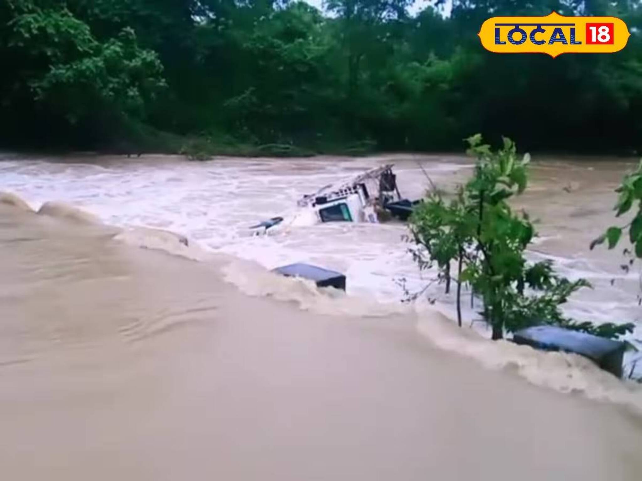 ধর্মীয় অনুষ্ঠান থেকে ফেরার পথে বিপত্তি! নদীর জলের তোড়ে ভেসে গেল যাত্রীবোঝাই পিকআপ ভ্যান