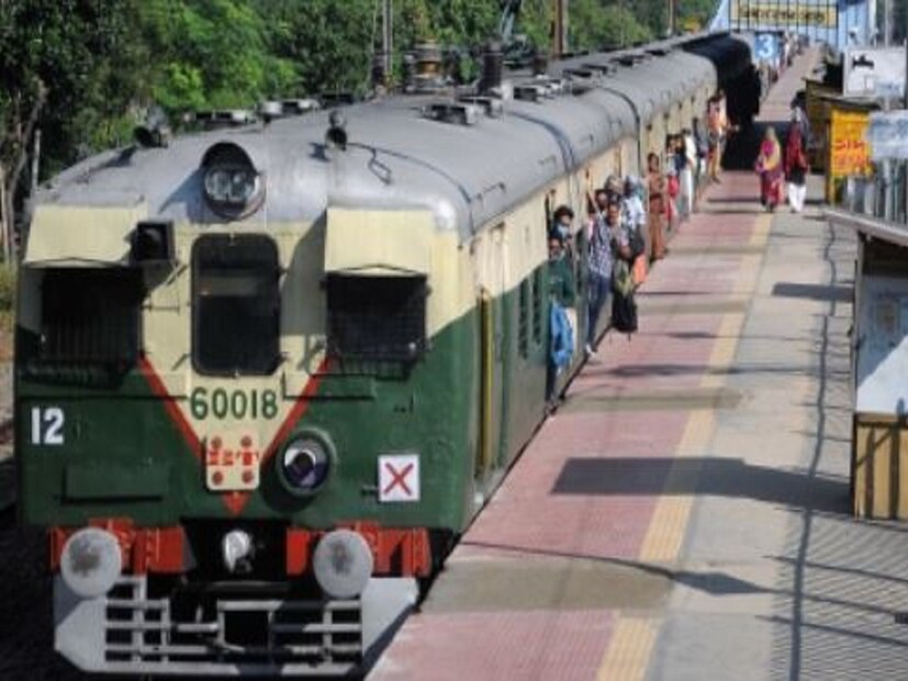 তবে Train- এর বাংলা রয়েছে। আর জেনারেল নলেজ হিসেবে সেটা জেনে রাখা ভালো। তাহলে আপনিও তা অন্যকে জিজ্ঞেস করতে পারবেন। ট্রেনের বাংলা হল ‘লৌহপথগামিনী’ বা ‘লৌহশকট’। তাহলে এবার আপনি অন্যদের জিজ্ঞেস করে দেখুন তো। 
