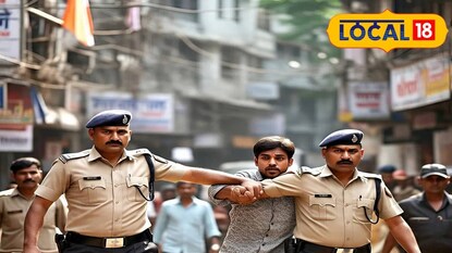 পুলিশ এসে যুবককে উদ্ধার করে নিয়ে যায়, প্রতীকী ছবি পুলিশ এসে যুবককে উদ্ধার করে নিয়ে যায়, প্রতীকী ছবি