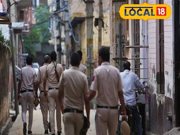 স্থানীয়দের কাছ থেকে অভিযোগ পাওয়ার পর তল্লাশি চালায় পুলিশ। প্রতীকী ছবি 