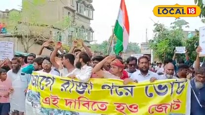 জাতীয় পতাকা হাতে বিক্ষোভ মিছিলে শামিল এলাকাবাসী জাতীয় পতাকা হাতে বিক্ষোভ মিছিলে শামিল এলাকাবাসী