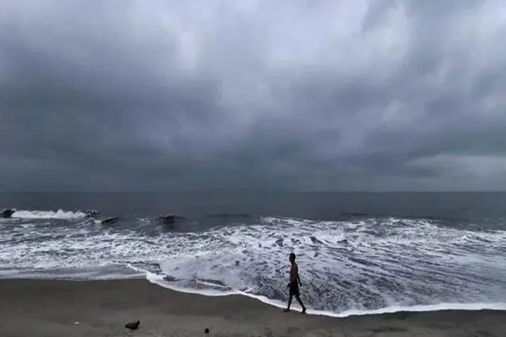ওড়িশা ও অন্ধপ্রদেশ উপকূলের নিম্নচাপটি বিদর্ভের উপর অবস্থান করছে। এটি গুজরাত অভিমুখে যাবে এবং শক্তিক্ষয় করে ঘূর্ণাবর্তে পরিণত হবে। এই দুটি নিম্নচাপের সরাসরি প্রভাব নেই বাংলায়। বরং এই নিম্নচাপের টানে বাংলা ছেড়ে ওড়িশা অভিমুখে এগোবে মৌসুমী অক্ষরেখা।