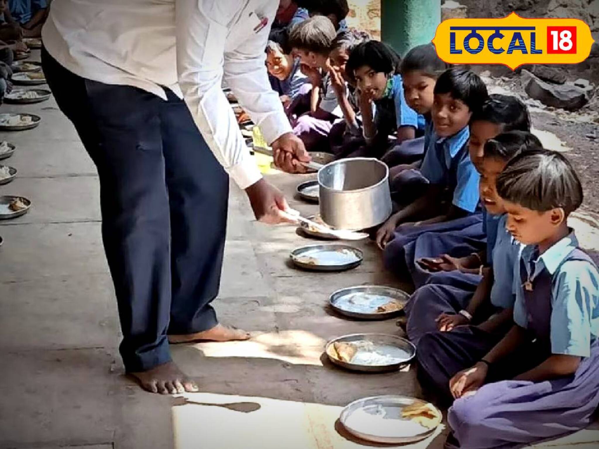 মিড ডে মিলে নিম্নমানের খাবার! স্কুলের সামনে বিক্ষোভ, উঠল প্রধান শিক্ষিকার বদলির দাবি