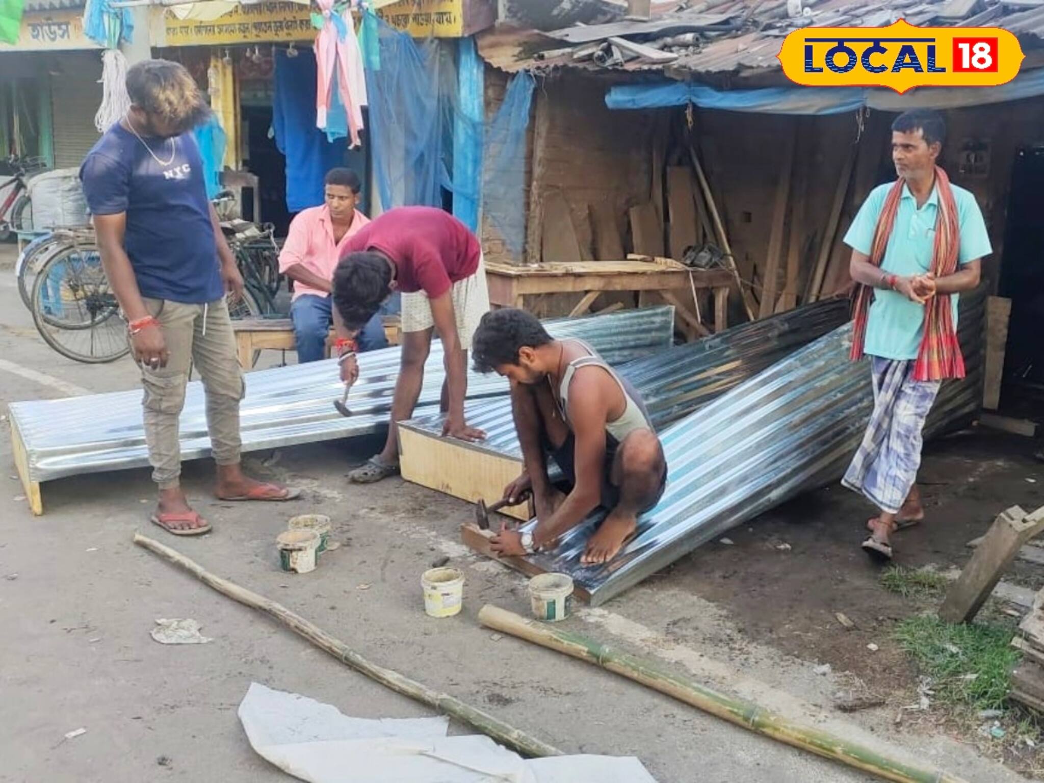 বন্যা কবলিত এলাকায় আয় বেড়েছে কাঠমিস্ত্রীদের! কারণ জানলে চমকে যাবেন