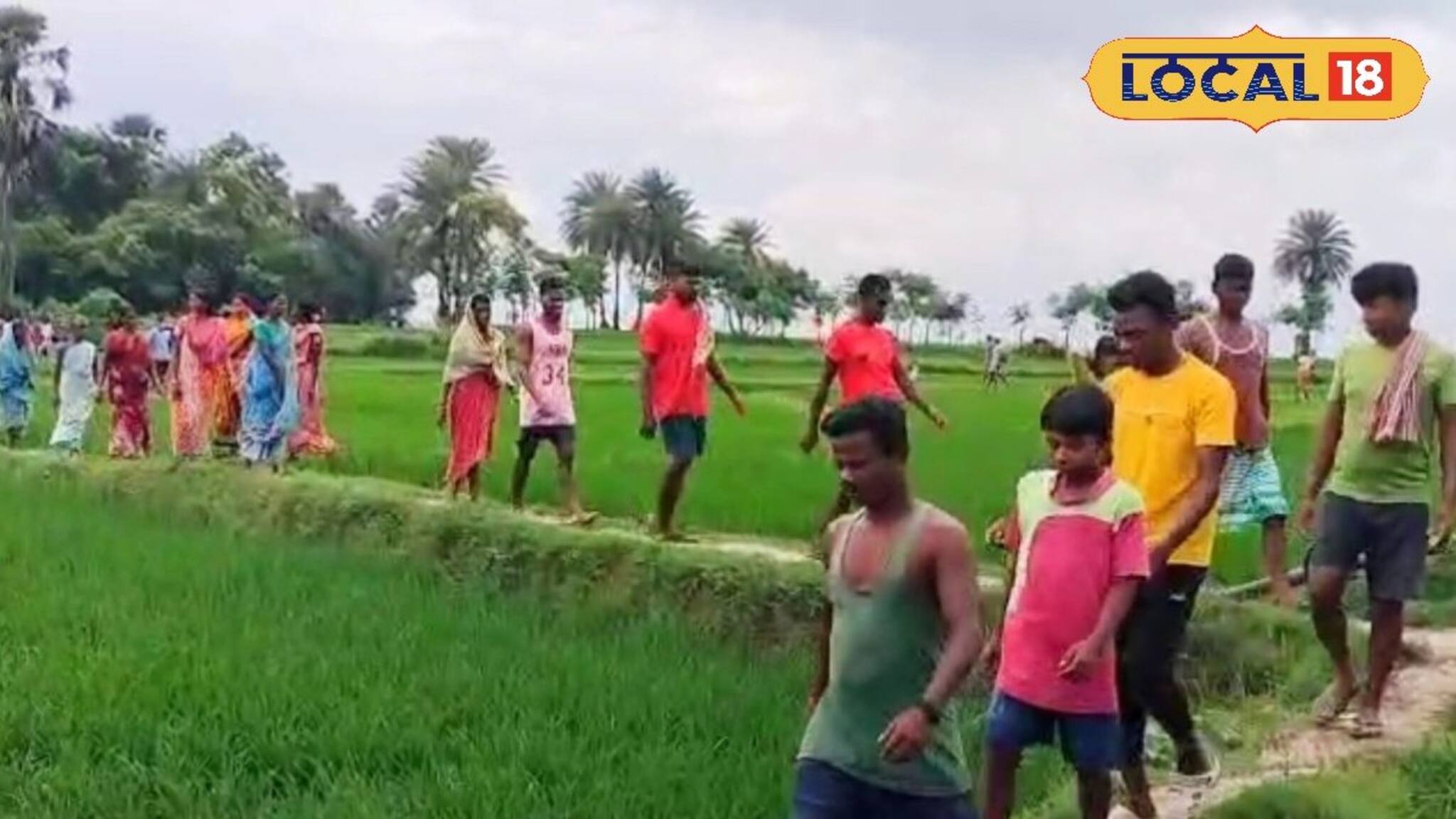 চাঁদা তুলে জমি কিনলেন গ্রামবাসীরা! তবুও হল না রাস্তা, বাধা একজন