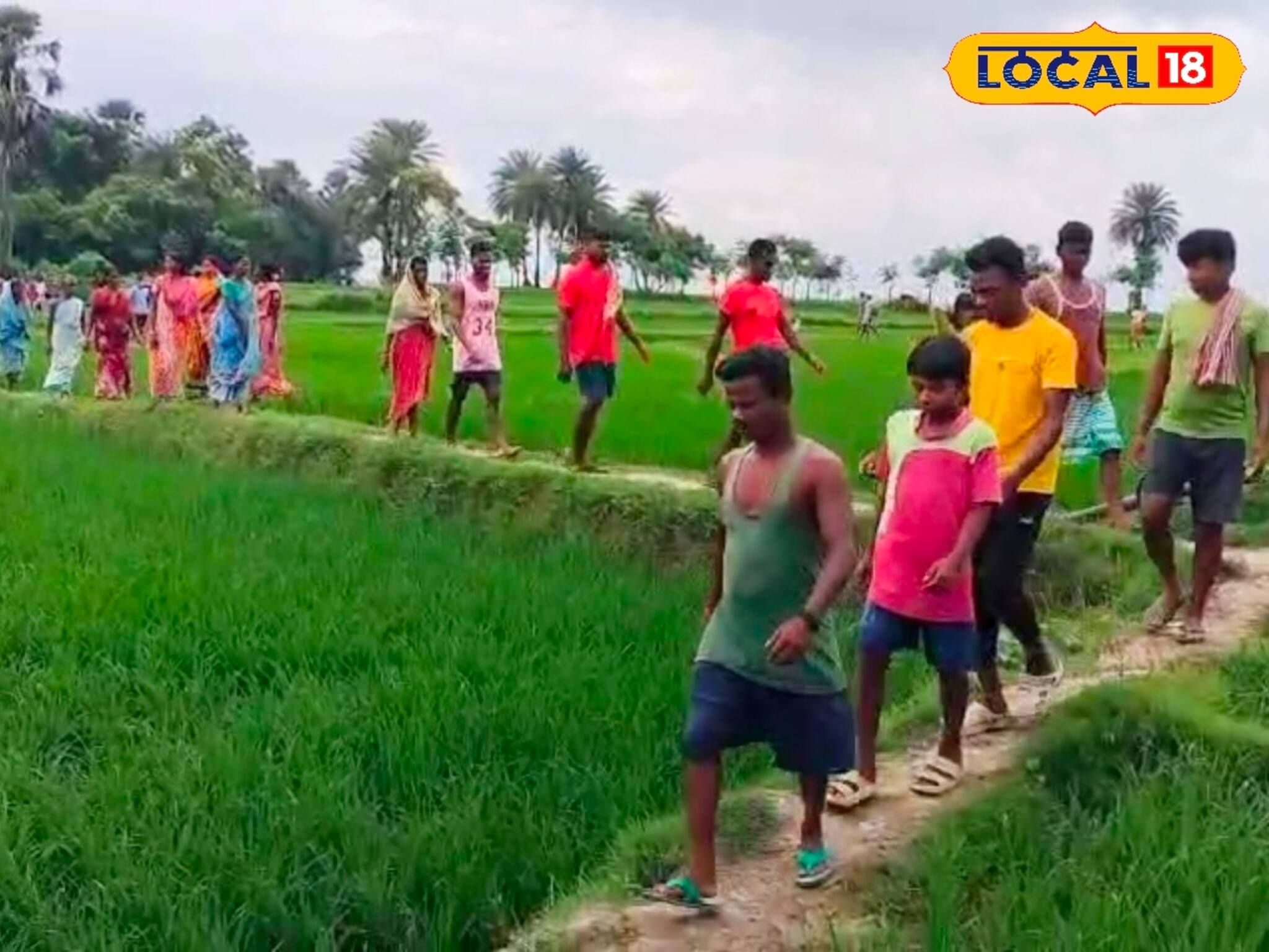 চাঁদা তুলে জমি কিনলেন গ্রামবাসীরা! তবুও হল না রাস্তা, বাধা একজন