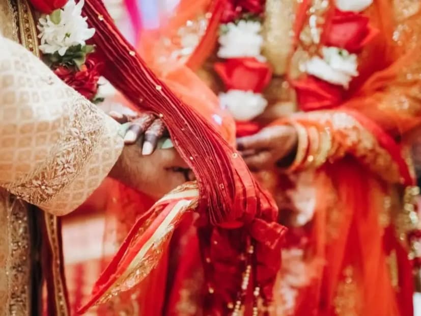 'ভালবাসা অন্ধ...' তাই আমরা যখন কাউকে ভালবাসি, তখন আমরা তার বয়স, ভাষা, উপভাষা, উচ্চতা, রঙের মতো কোনো সামাজিক মানদণ্ডের দিকে তাকাই না। এই ভালবাসা শুধু চোখ ভেদ করে হৃদয়ে পৌছায় এবং মানুষ সম্পর্কে জড়িয়ে যায়। কিন্তু যখন বিয়ের কথা আসে তখন প্রেম অন্ধ হলেও বিয়ে হয় না। স্বামী-স্ত্রীর সম্পর্ক নিয়ে সমাজে অনেক নিয়ম-কানুন আছে, যা মেনে চলা হয়। এরকম একটি নিয়ম স্বামী-স্ত্রীর বয়স সম্পর্কিত। আমাদের ভারতীয় সমাজে একটি প্রচলিত বিশ্বাস রয়েছে যে স্বামীর বয়স স্ত্রীর চেয়ে বড় হওয়া উচিত।  প্রশ্ন জাগে স্বামী-স্ত্রীর মধ্যে বয়সের সঠিক ব্যবধান কত হওয়া উচিত?