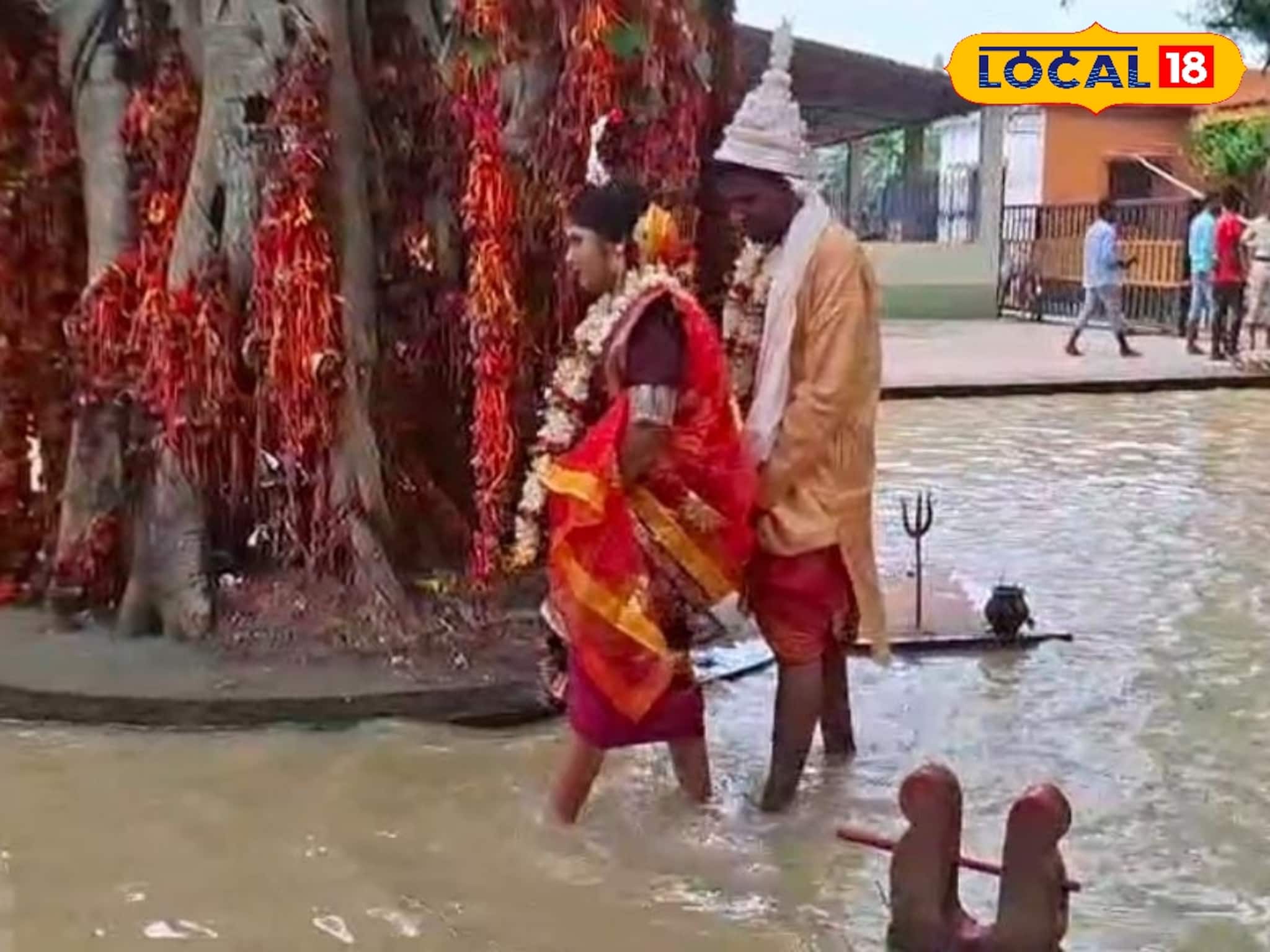 হাঁটুতে কনের বেনারসি, বরের ধুতি! জল ডিঙিয়ে মন্দিরে, মনে রাখার মত বিয়ে যুগলের