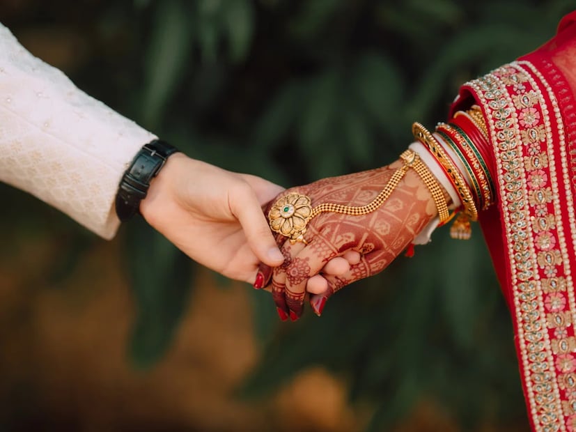 স্বামী-স্ত্রীর বয়সের পার্থক্য সংক্রান্ত আদর্শের পেছনে ঐতিহ্যগত বিশ্বাসের বড় অবদান রয়েছে। তবে সমাজে এমন অনেক বিয়ে আছে, যেগুলো এই বিশ্বাসের বিপরীত হলেও সফল হয়, অর্থাৎ স্বামীর চেয়ে স্ত্রীর বয়স বেশি। সাজানো বিয়েতে এই বয়সসীমা প্রায়ই মাথায় রাখা হয়। কিন্তু প্রেমের বিয়েতে এই বিষয়টি গুরুত্ব পায় না৷ 
