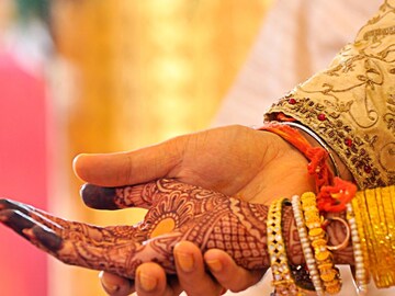 বিয়ের রাতে তুমুল নাচ বরের! ভোর হতেই প্রেমিকের সঙ্গে বেপাত্তা কনে!