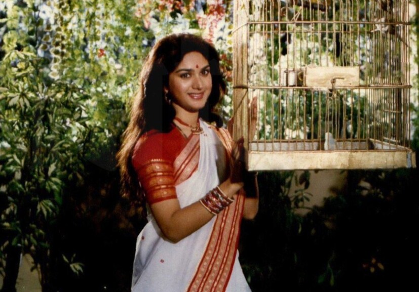 অভিনয়ের শীর্ষে থাকতে থাকতেই তিনি বিদায় জানান বলিউডকে৷ বিয়ে করে ঘর-সংসার করেছেন৷ তাঁর পরও এত জেল্লা তাঁর! এখনও এক নজরে 'ঘায়েল' করতে পারেন ভক্তদের! 