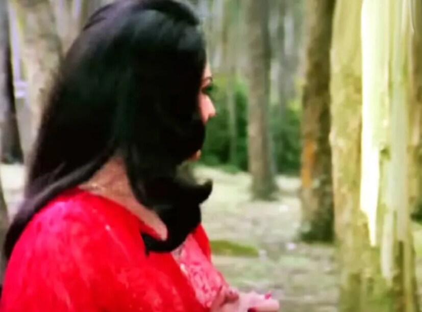 একসময় রূপালি পর্দায় রাজত্ব করা অভিনেত্রী এখন সোশ্যাল মিডিয়ায় আলোড়ন ফেলছেন। তিনি এখন কী করছেন তা জানতে আগ্রহী? বিনোদ খান্নার সঙ্গে অভিনয় করা একজন বিখ্যাত অভিনেত্রীও এখন সিনেমায় অভিনয় না করেও খবরে রয়েছেন।