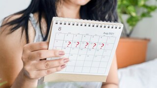 পিরিয়ডসের প্রথম দু'দিন ইস্ট্রোজেন ও টেস্টোটেরন কম পরিমাণে নির্গত হয়, তিন নম্বর দিন থেকে পরিমাণ বৃদ্ধি পায়। এই সময়ে যৌন মিলনে দেহে হরমোন নিঃসরণের কারণে পেটে ব্যাথা বা অ্যাবডমিনাল ক্র্যাম্প অনেকটাই কমে।