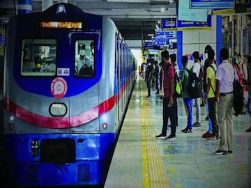 রাত ১০ টা ৮০ মিনিটের মেট্রো রেলের বিশেষ পরিষেবা বন্ধ করে দেবার সিদ্ধান্ত নিল রেল দফতর। 