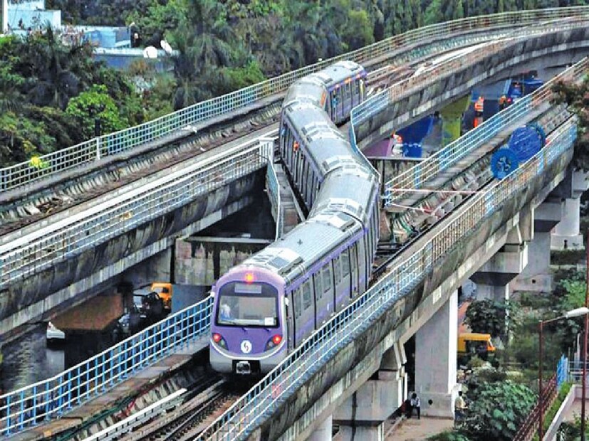 পাশাপাশি, কাজকর্মের জন্য প্রতিদিন হাজার হাজার মানুষ যে সময় নষ্ট করতেন, তা বাঁচবে। কর্মব্যস্ত নাগরিকদের কাছে এটি নিঃসন্দেহে এক বিরাট স্বস্তির খবর। সরকারি তরফে জানানো হয়েছে, ধাপে ধাপে আরও স্টেশন যুক্ত করা হবে এবং শহরের বিভিন্ন গুরুত্বপূর্ণ জায়গাকে সংযুক্ত করা হবে। এই প্রকল্প পূর্ণ রূপে সম্পন্ন হলে কলকাতার পরিবহণ ব্যবস্থা এক নতুন উচ্চতায় পৌঁছাবে।