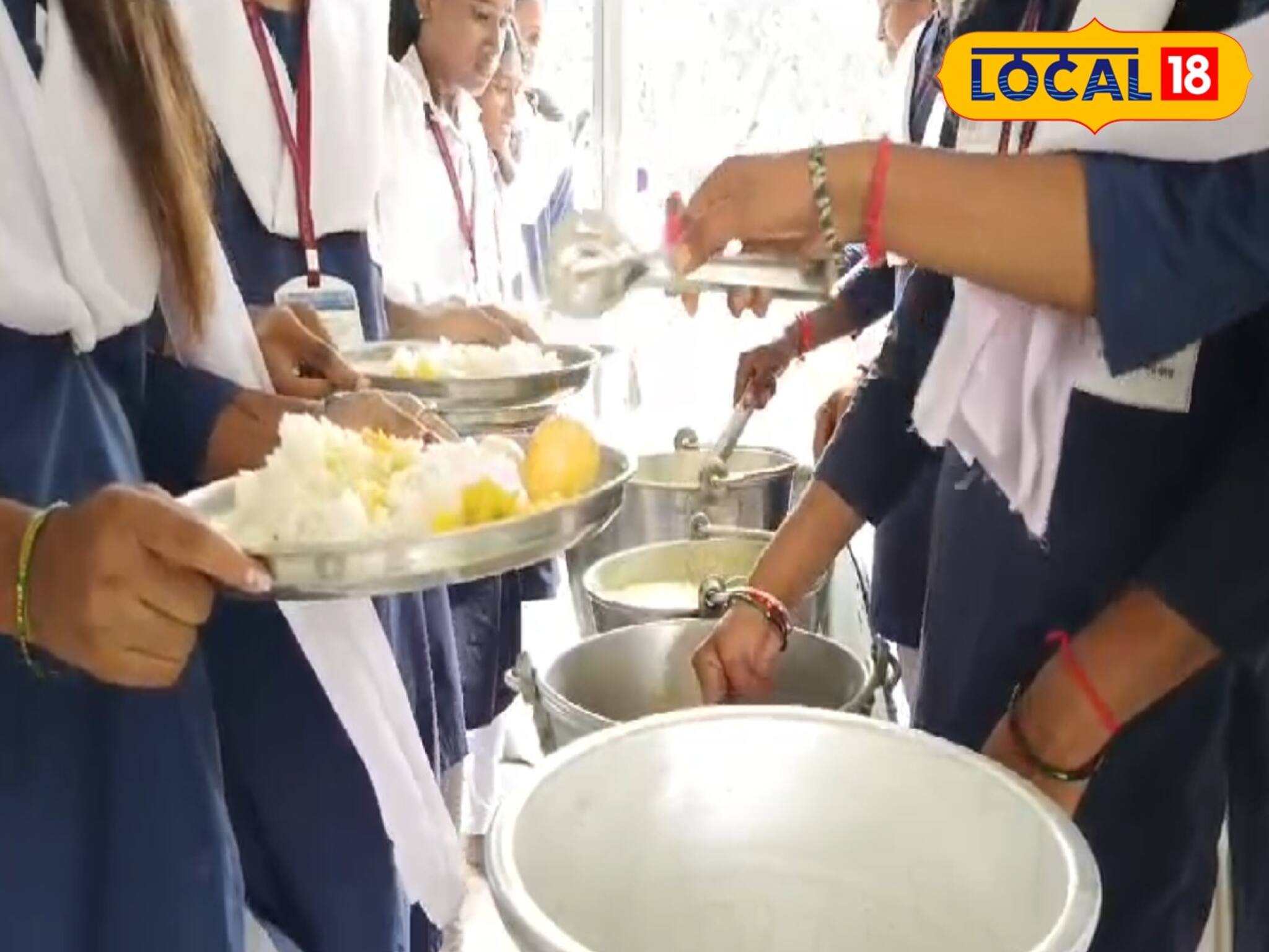 স্কুল তো নয়, যেন 'পুষ্টির খনি'! স্কুলেই জন্মাছে পুষ্টিগুণে ঠাসা মিড ডে মিলের এই পদ