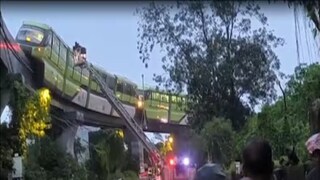 তুমুল বৃষ্টিতে ঝুলন্ত ট্র্যাকে আটকে মোনোরেল! উপর থেকে আর্তনাদ যাত্রীদের... দেখলে শিউরে উঠবেন! 