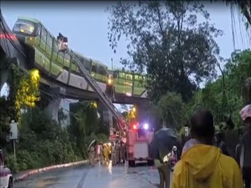 তুমুল বৃষ্টিতে ঝুলন্ত ট্র্যাকে আটকে মোনোরেল! উপর থেকে আর্তনাদ যাত্রীদের... দেখলে শিউরে উঠবেন! 