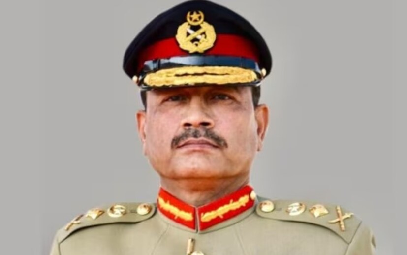 আমেরিকার সঙ্গে ক্রমবর্ধমান ঘনিষ্ঠতা সম্পর্কে, তিনি বলেছেন যে তিনি চিন এবং আমেরিকার মধ্যে ভারসাম্য বজায় রাখবেন। তিনি আরও বলেছেন যে তিনি এক বন্ধুর জন্য অন্য বন্ধুকে ত্যাগ করতে পারবেন না। চিন তাদের একটি পুরানো এবং শক্তিশালী মিত্র। মনে করা হয় যে মুনির ইঙ্গিত দিয়েছেন যে আমেরিকার সাথে বন্ধুত্বের জন্য তিনি চিনকে ছেড়ে যেতে পারবেন না।