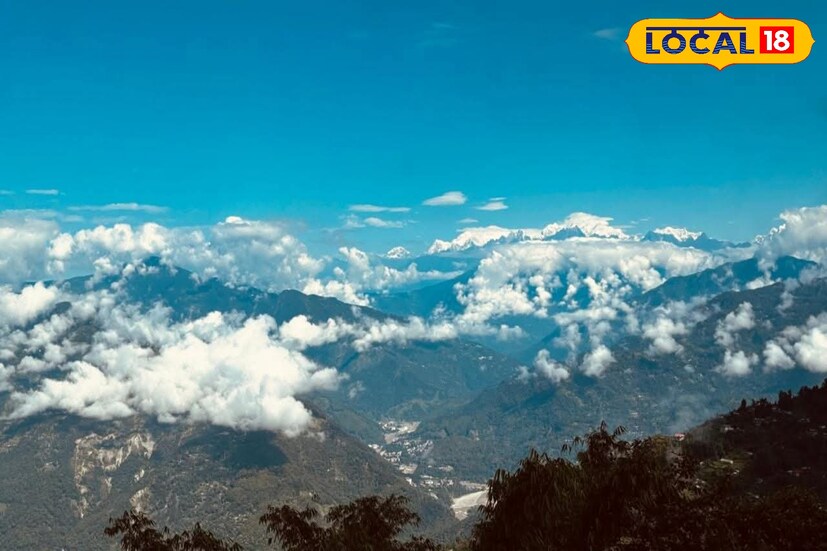 সকাল থেকে মেঘ থাকলেও, বাঁকুড়া পুরুলিয়া এবং ঝাড়গ্রামে বেলা বাড়ার সঙ্গে দেখা যাচ্ছে শরতের মেঘ। দুর্দান্ত এক ছবি দেখা যাচ্ছে বাঁকুড়ায়। পুজো দোরগোড়ায় চলে এসেছে। এদিকে মানুষের নজর আবহাওয়ার দিকে । 