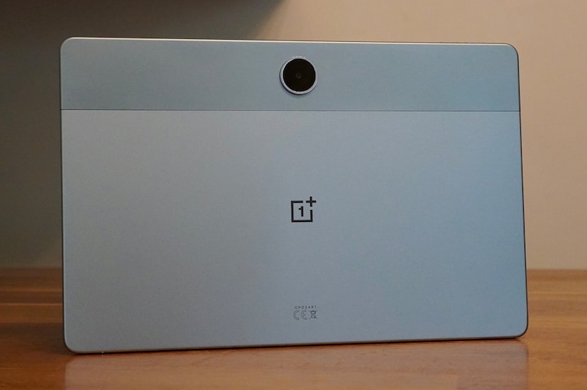 OnePlus Pad Lite-এ ১১ ইঞ্চির ডিসপ্লে রয়েছে, যার স্ক্রিন-টু-বডি রেশিও ৮৫.৩% এবং এটি ১৬:১০ অ্যাস্পেক্ট রেশিও সাপোর্ট করে। এর ডিসপ্লেতে ১০-বিট কালার ডেপথ এবং ৫০০ নিট ব্রাইটনেস রয়েছে। এতে আই কমফোর্ট টেকনোলজিও রয়েছে, যা নীল আলো এবং স্ক্রিন ফ্লিকার কমিয়ে চোখের ক্লান্তি কমায়।