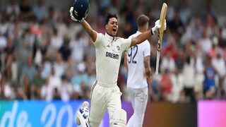 ওভালে উল্লাস! সেঞ্চুরির পর যশস্বী। (ছবি- পিটিআই) ওভালে উল্লাস! সেঞ্চুরির পর যশস্বী। (ছবি- পিটিআই)