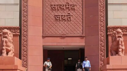 সংসদ ভবনে ফের নিরাপত্তা ভাঙনের ঘটনা! প্রাচীর টপকে ঢুকল এক অজ্ঞাত ব্যক্তি, মুহূর্তে হইচই সংসদ ভবনে ফের নিরাপত্তা ভাঙনের ঘটনা! প্রাচীর টপকে ঢুকল এক অজ্ঞাত ব্যক্তি, মুহূর্তে হইচই